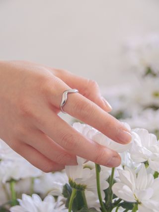 Tenhle prstýnek je naprostá láska 🤍 navíc ho u nás seženeš jen za 230 Kč pod názvem Lora 👀 Nereziví ve vodě a má...